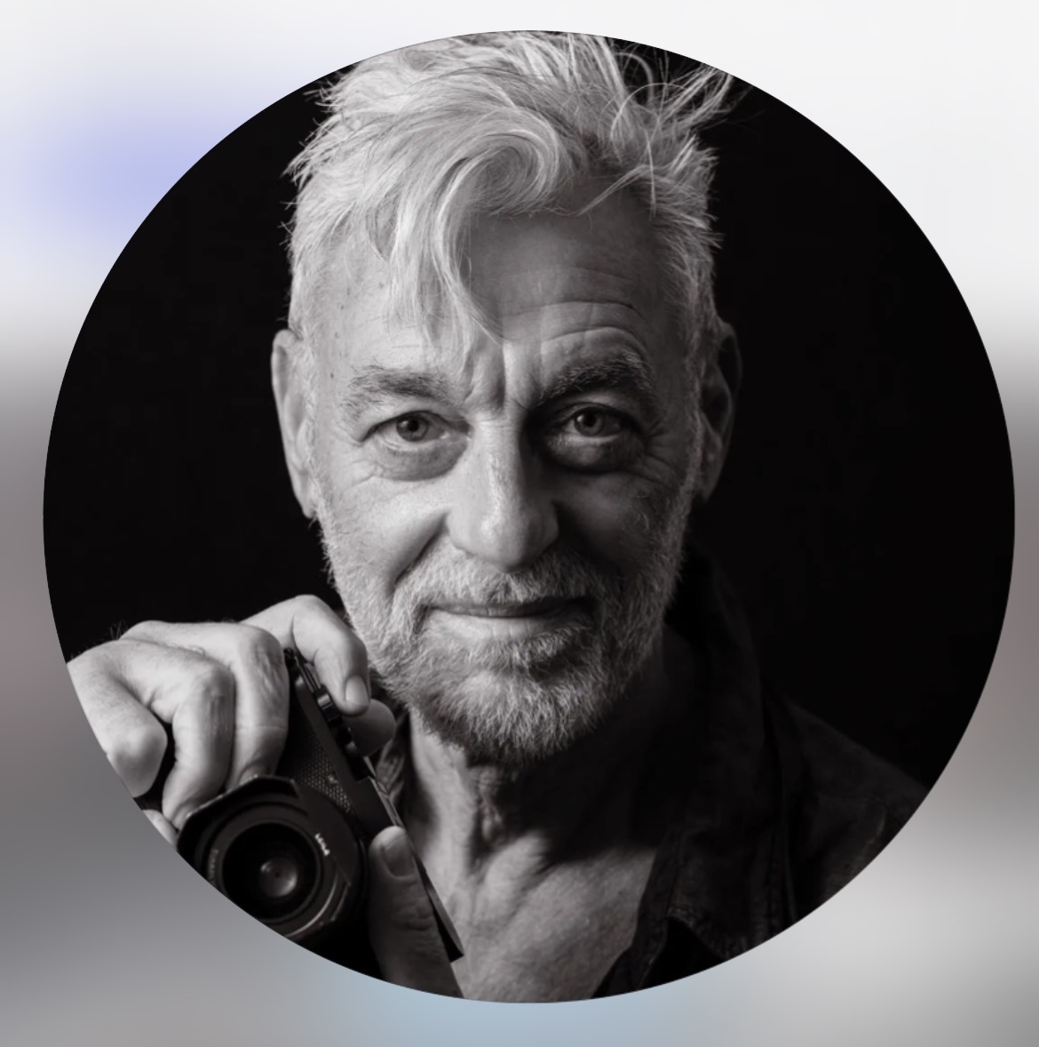 Portrait des Fotografen Sven Weitzel mit Kamera in der Hand